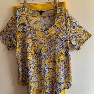 BOGO $6 NWOT Sami & Jo Vibrant  Blouse in rich gold with B/W floral pattern SzL